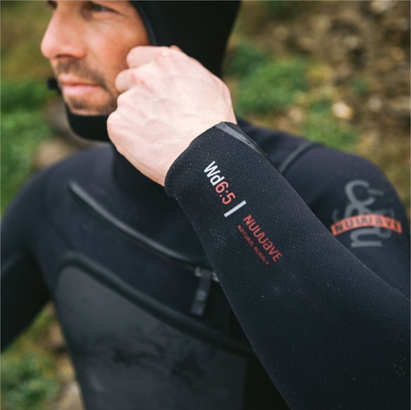 2025 C-Skins Hommes NuWave Wired+ 6/5mm Chest Zip à Capuche Combinaison Néoprène C-NWI65MH - Black / Black X / Rust